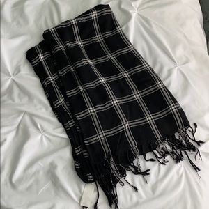 GAP Black and white scarf